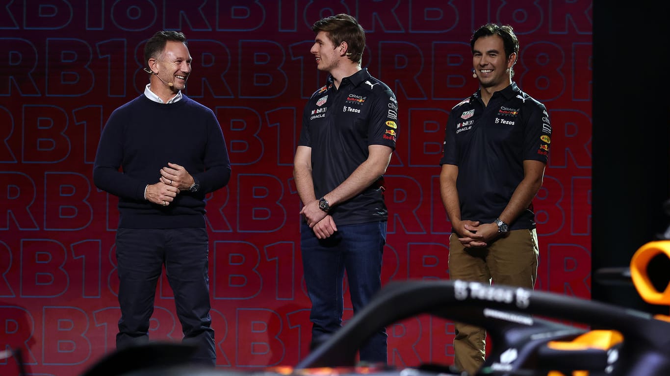Meisterauto: Sergio Perez, Weltmeister Max Verstappen und Teamchef Christian Horner (v. r.) bei der Präsentation des neuen Red Bull-Boliden.