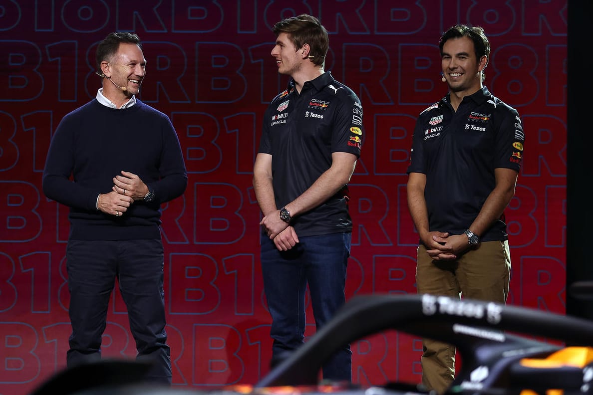 Meisterauto: Sergio Perez, Weltmeister Max Verstappen und Teamchef Christian Horner (v. r.) bei der Präsentation des neuen Red Bull-Boliden.