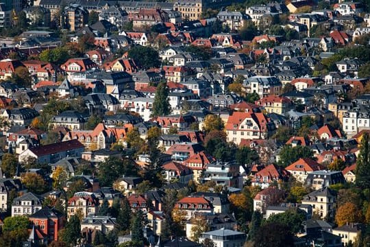 Wer eine Wohnung bei einer Zwangsversteigerung kauft, sollte vorab einen Blick in wichtige Dokumente werfen.