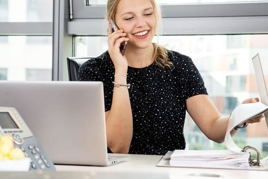 Wer beruflich viele verschiedene Kompetenzen mitbringt, wird auf dem Arbeitsmarkt oft als Generalistin bezeichnet.