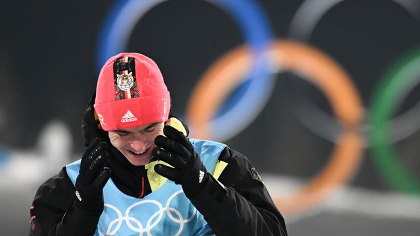 Kombinierer Vinzenz Geiger aus Deutschland gewinnt Gold bei den Winterspielen in Peking.