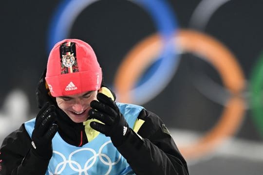 Kombinierer Vinzenz Geiger aus Deutschland gewinnt Gold bei den Winterspielen in Peking.