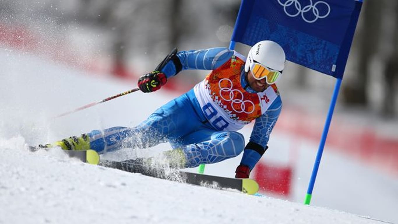 Der iranische Skirennfahrer Hossein Saveh Shemshaki fährt bei den Winterspielen in Sotschi 2014 die Piste herunter.