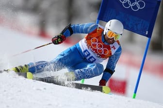 Der iranische Skirennfahrer Hossein Saveh Shemshaki fährt bei den Winterspielen in Sotschi 2014 die Piste herunter.