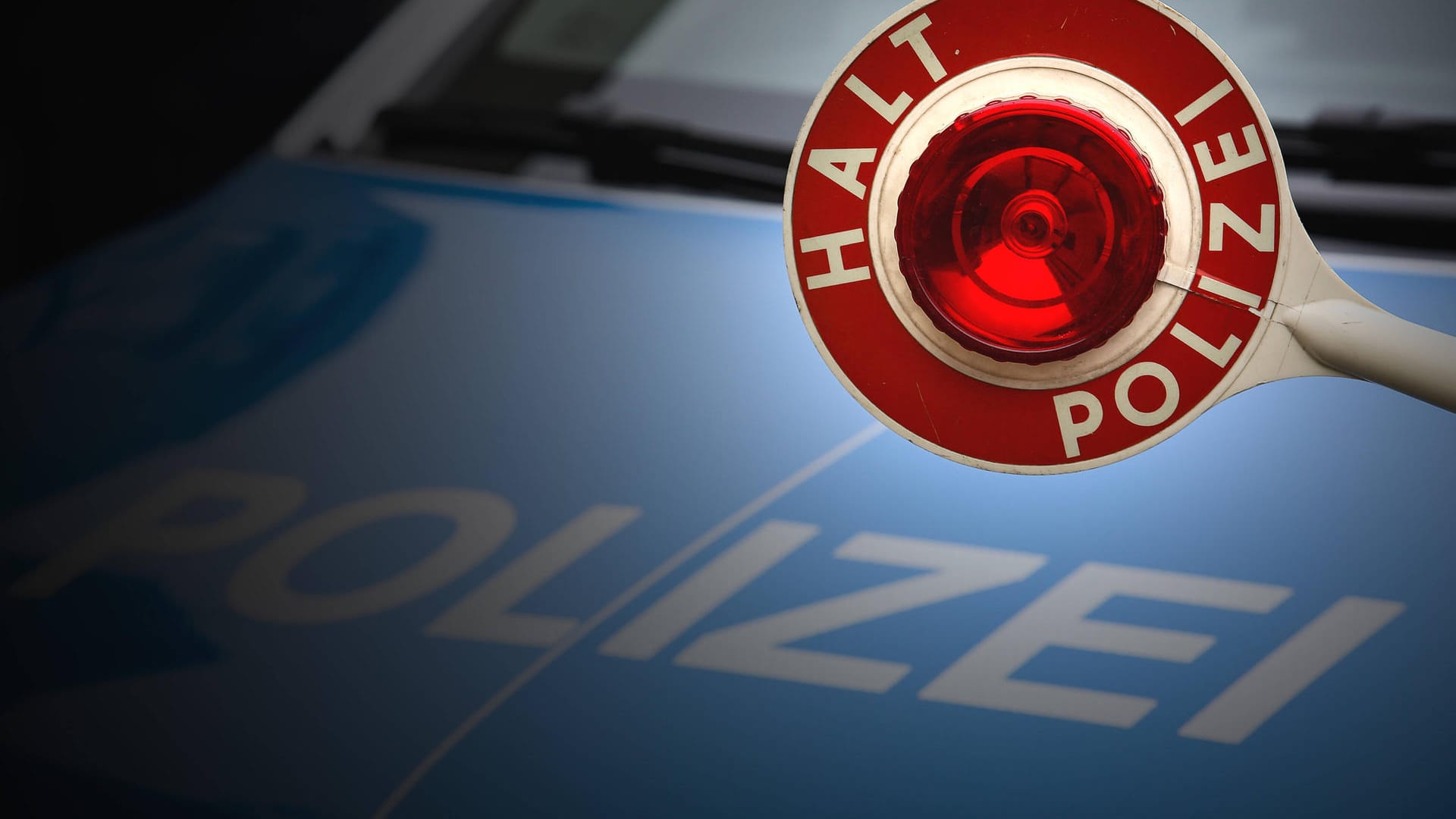 Polizeikelle mit Schriftzug "Halt Polizei" (Symbolbild): Polizeibeamte haben einen 14-Jährigen am Steuer eines gemieteten Cabrios erwischt. Polizeikelle mit Schriftzug "Halt Polizei" (Symbolbild): Polizeibeamte haben einen 14-Jährigen am Steuer eines gemieteten Cabrios erwischt.