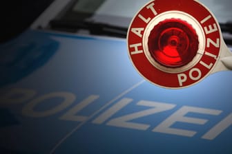 Polizeikelle mit Schriftzug "Halt Polizei" (Symbolbild): Polizeibeamte haben einen 14-Jährigen am Steuer eines gemieteten Cabrios erwischt.