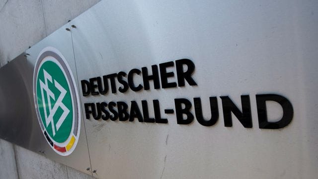 Der Deutsche Fußball-Bund hat das Spiel zwischen dem SC Sand und dem VfL Wolfsburg wegen mehrerer Corona-Fälle abgesetzt.