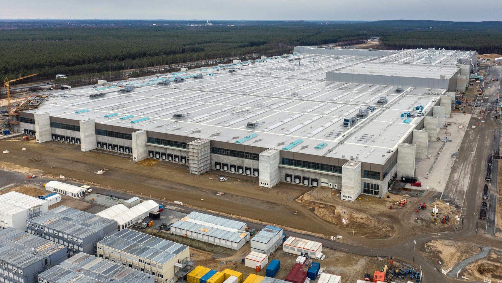 Blick auf die Tesla Gigafactory bei Berlin: Eigentlich sollten bereits vergangenes Jahr hier die ersten Autos vom Band rollen. Blick auf die Tesla Gigafactory bei Berlin: Eigentlich sollten bereits vergangenes Jahr hier die ersten Autos vom Band rollen.