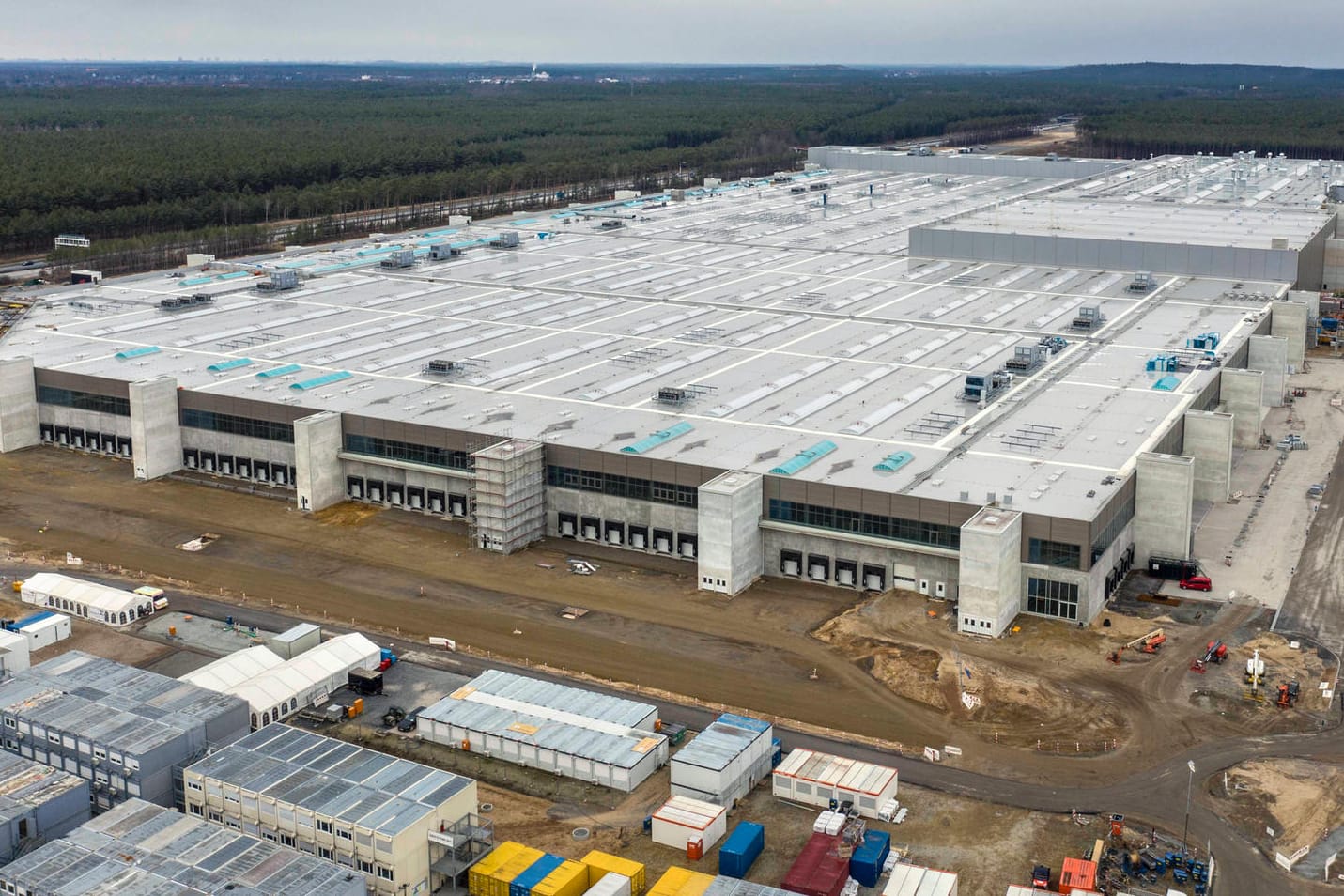 Blick auf die Tesla Gigafactory bei Berlin: Eigentlich sollten bereits vergangenes Jahr hier die ersten Autos vom Band rollen. Blick auf die Tesla Gigafactory bei Berlin: Eigentlich sollten bereits vergangenes Jahr hier die ersten Autos vom Band rollen.