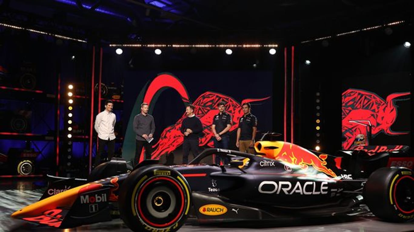 Red Bull Racing-Teamchef Christian Horner (M), und die Red-Bull-Piloten Max Verstappen (2.