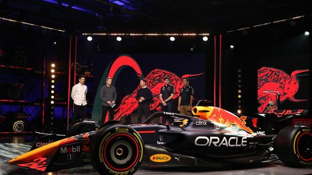 Red Bull Racing-Teamchef Christian Horner (M), und die Red-Bull-Piloten Max Verstappen (2. Red Bull Racing-Teamchef Christian Horner (M), und die Red-Bull-Piloten Max Verstappen (2.