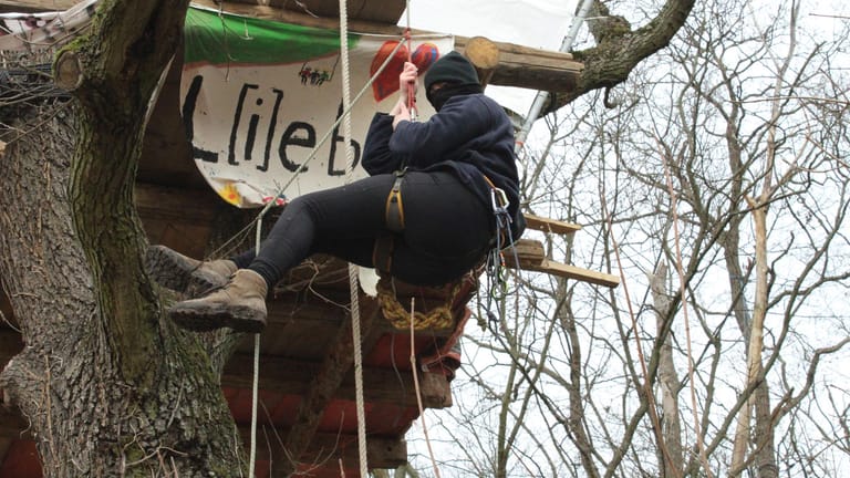 Mika hängt in den Seilen: Die junge Aktivistin ist seit Beginn der Besetzung dabei.