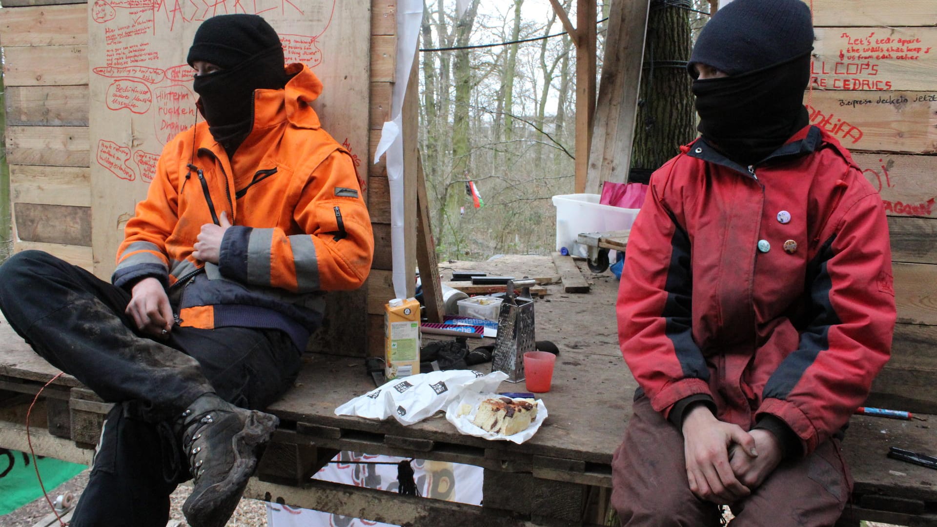 Zwei Waldbesetzer in der Küche: Für Murmel (rechts) ist der Wald sein zu Hause geworden.