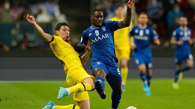 Chelseas Andreas Chistensen (l) kämpft mit Odion Ighalo von Al Hilal um den Ball.