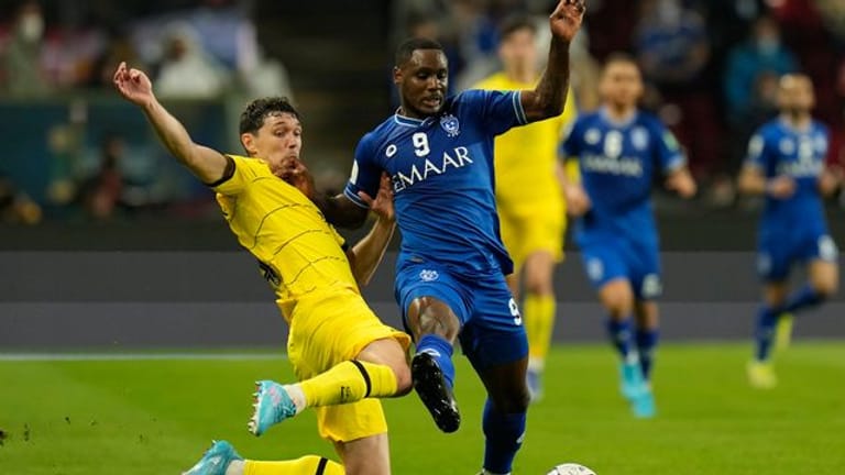 Chelseas Andreas Chistensen (l) kämpft mit Odion Ighalo von Al Hilal um den Ball.