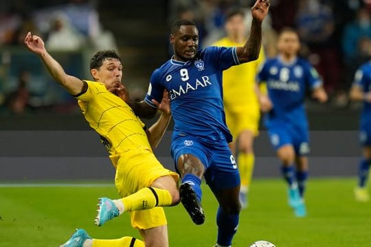 Chelseas Andreas Chistensen (l) kämpft mit Odion Ighalo von Al Hilal um den Ball.