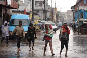 Überflutete Straße durch Zyklon "Batsirai": Nach Schätzungen des Welternährungsprogramms (WFP) könnten bis zu 600.000 Menschen von den Auswirkungen betroffen sein.