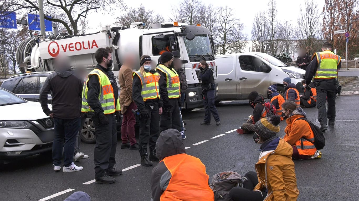 Klimaschützer blockieren die A100 (Archivbild): Die Polizei gibt an, die Demonstranten mit Lösemitteln und Spachteln von der Straße entfernt zu haben.