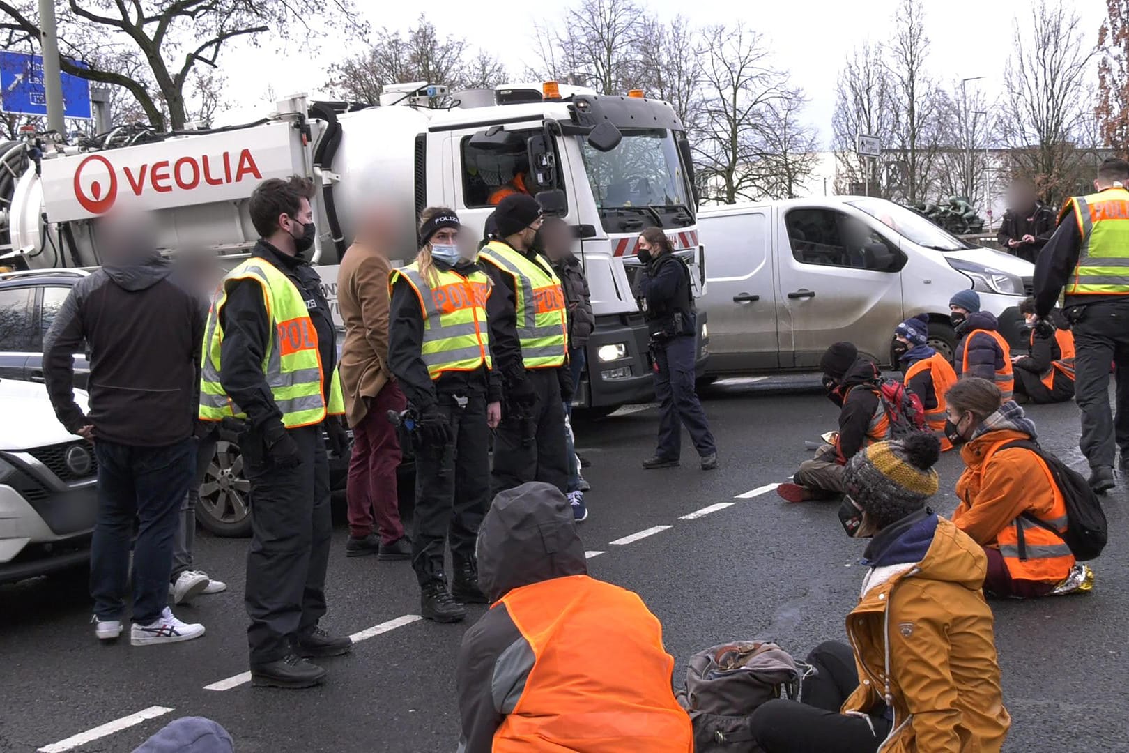 Klimaschützer blockieren die A100 (Archivbild): Die Polizei gibt an, die Demonstranten mit Lösemitteln und Spachteln von der Straße entfernt zu haben.