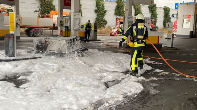 Brand an einer Tankstelle an der A40