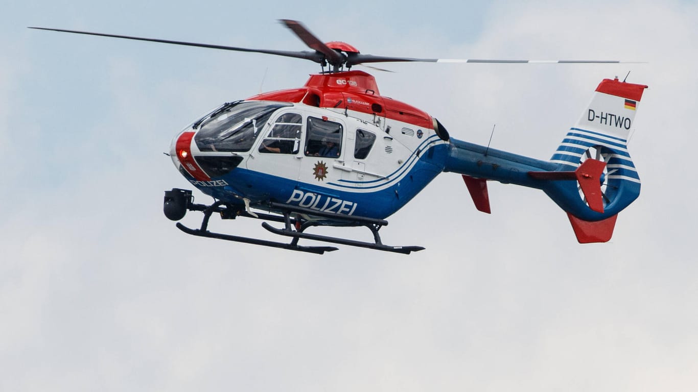 Helikopter der Polizei Hamburg (Symbolbild): Für 40 Minuten durfte kein anderes Flugfahrzeug den Himmel über der Hansestadt kreuzen.