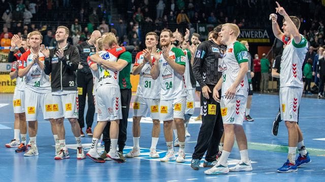 Das Team vom SC Magdeburg bejubelt einen Sieg.