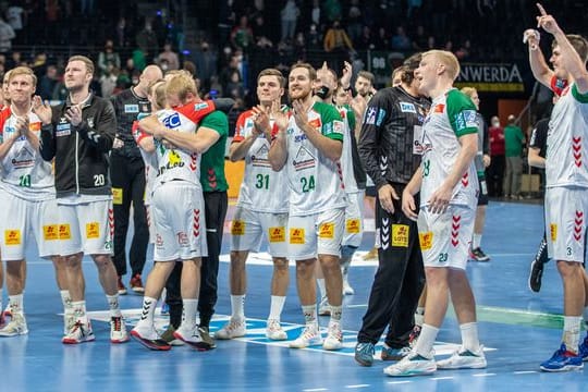 Das Team vom SC Magdeburg bejubelt einen Sieg.