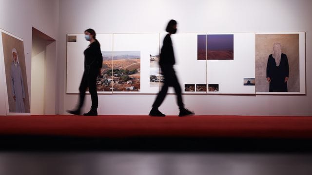 Besucher gehen bei einem Pressetermin durch die Ausstellung Besucher gehen bei einem Pressetermin durch die Ausstellung