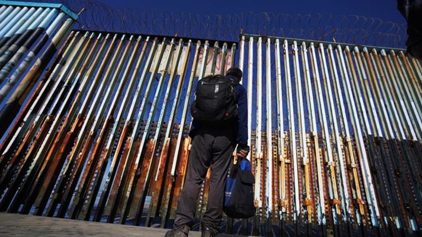 Ein Mann steht an der US-mexikanischen Grenze in Tijuana.
