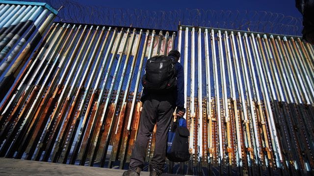 Ein Mann steht an der US-mexikanischen Grenze in Tijuana.