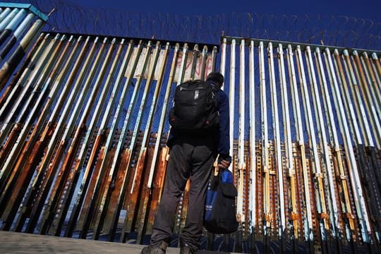 Ein Mann steht an der US-mexikanischen Grenze in Tijuana.