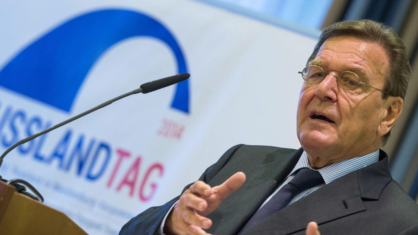 Gerhard Schröder spricht auf dem Russland-Tag in Mecklenburg-Vorpommern (Archivbild): Er soll sich auch mit einem Vertreter der Bundesregierung getroffen haben.