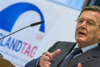 Gerhard Schröder spricht auf dem Russland-Tag in Mecklenburg-Vorpommern (Archivbild): Er soll sich auch mit einem Vertreter der Bundesregierung getroffen haben.