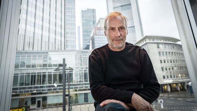 Wolfram Koch im Foyer des Frankfurter Schauspielhauses.