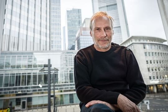 Wolfram Koch im Foyer des Frankfurter Schauspielhauses.