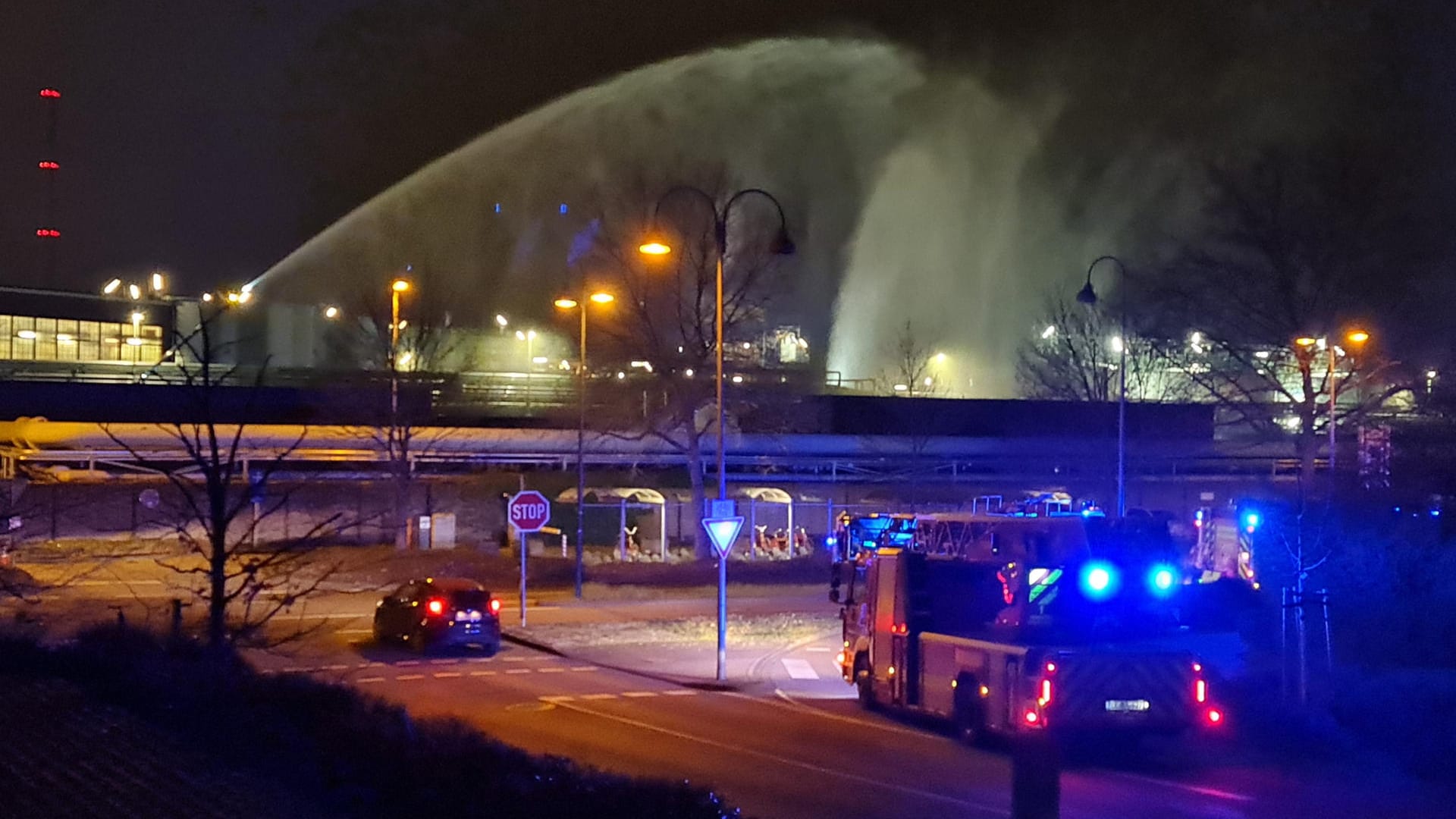 Die Feuerwehr ist nach einer Explosion im Chempark Leverkusen im Einsatz: Eine Substanz war ausgetreten, verletzt wurde aber niemand. Die Feuerwehr ist nach einer Explosion im Chempark Leverkusen im Einsatz: Eine Substanz war ausgetreten, verletzt wurde aber niemand.
