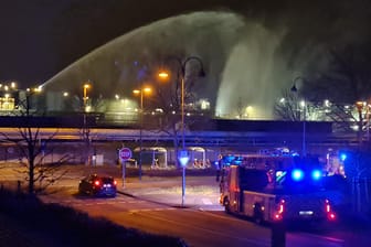 Die Feuerwehr ist nach einer Explosion im Chempark Leverkusen im Einsatz: Eine Substanz war ausgetreten, verletzt wurde aber niemand.
