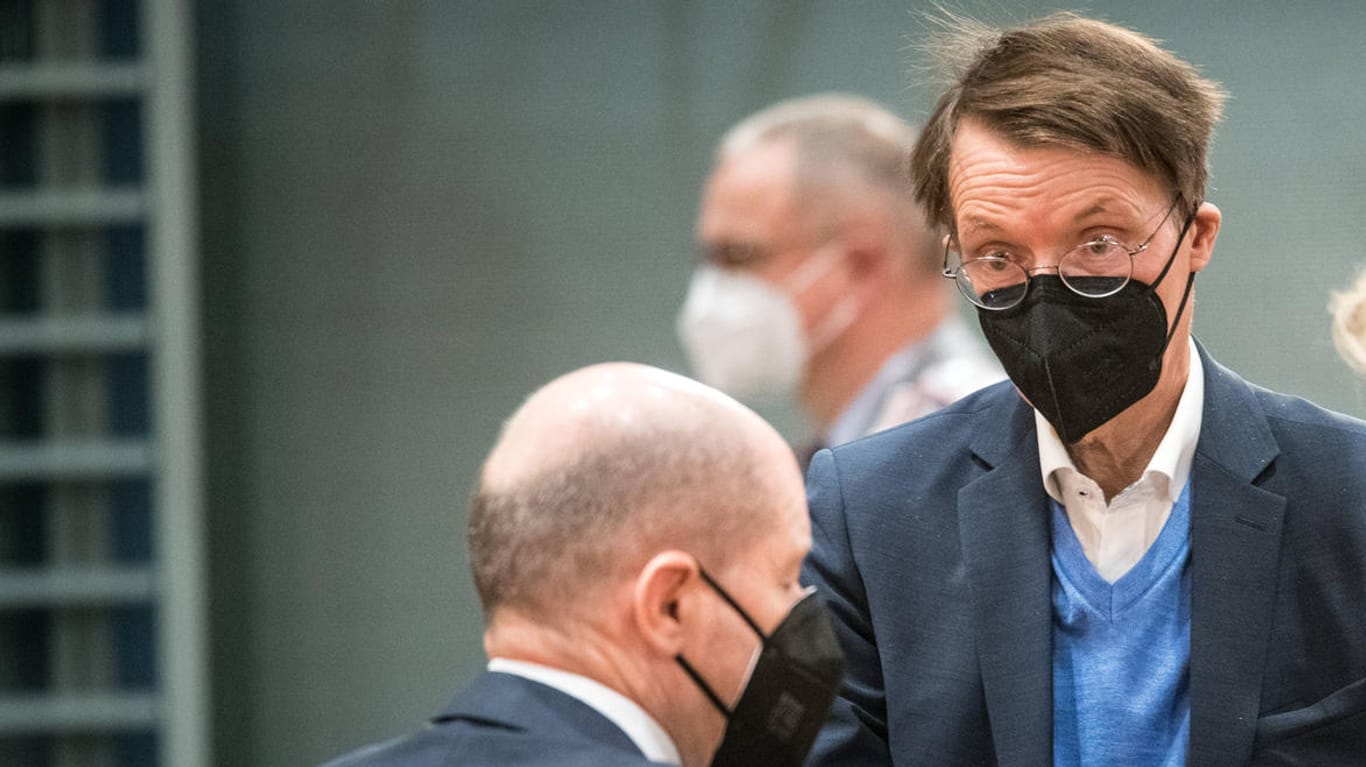 Bundeskanzler Olaf Scholz (SPD), Bundesgesundheitsminister Karl Lauterbach (SPD): Lauterbach spricht immer wieder Warnungen in der Pandemie aus.