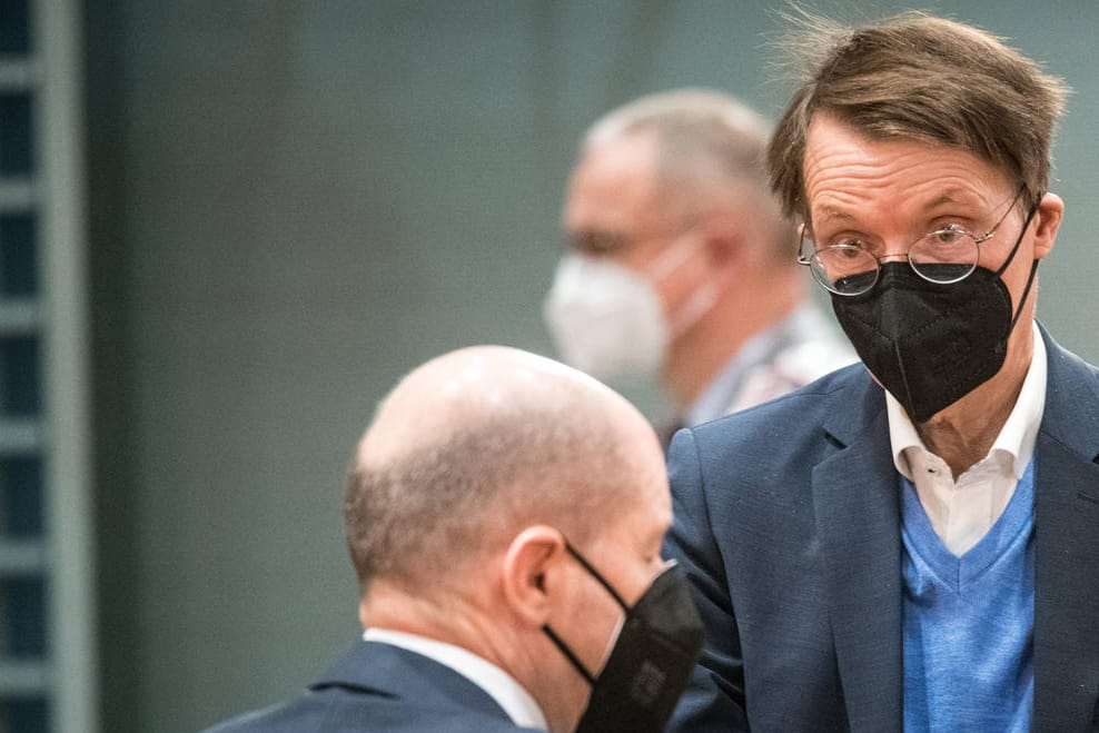 Bundeskanzler Olaf Scholz (SPD), Bundesgesundheitsminister Karl Lauterbach (SPD): Lauterbach spricht immer wieder Warnungen in der Pandemie aus.