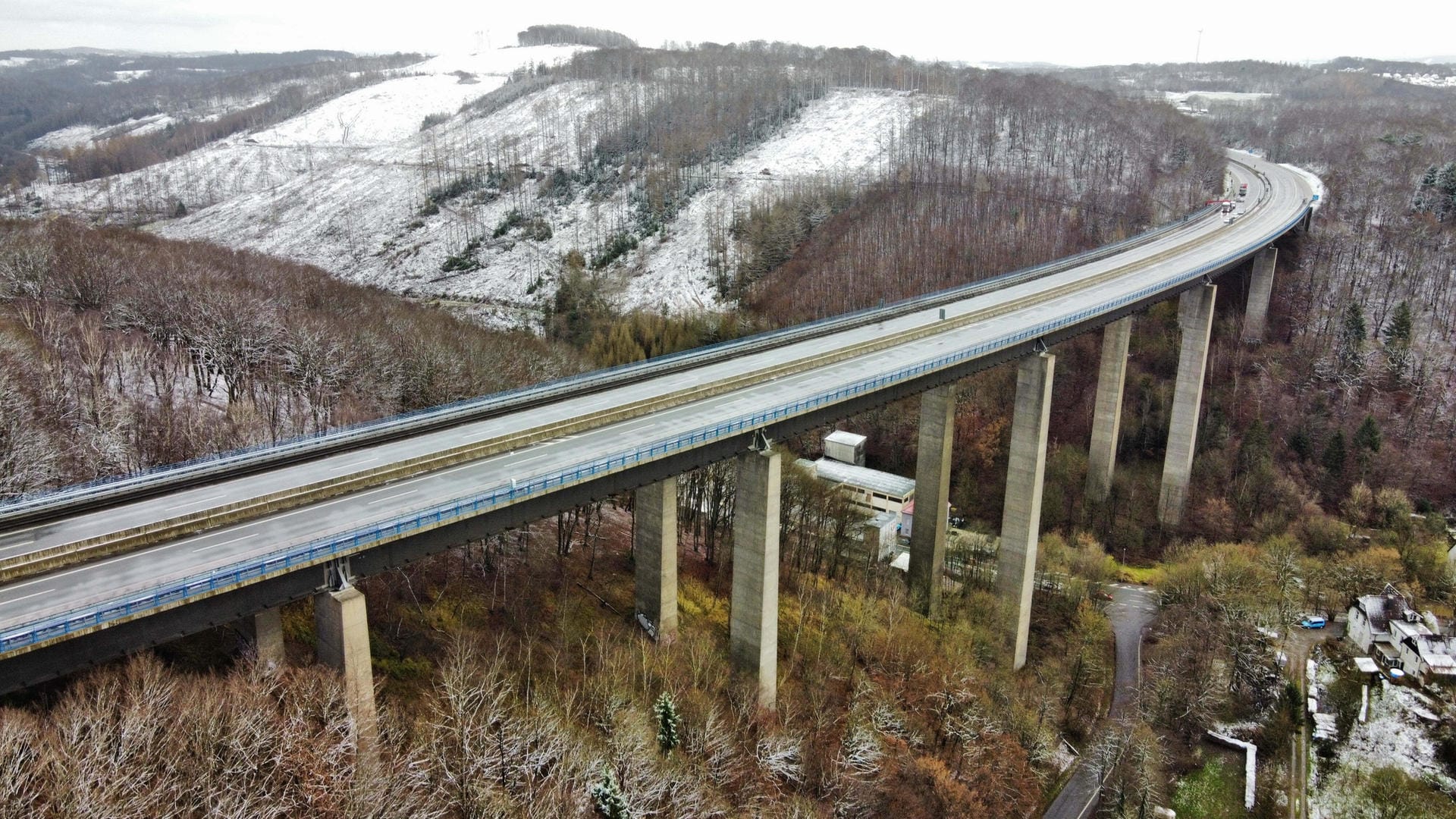 Die marode Talbrücke bei Lüdenscheid liegt auf der Nord-Süd-Achse A45.