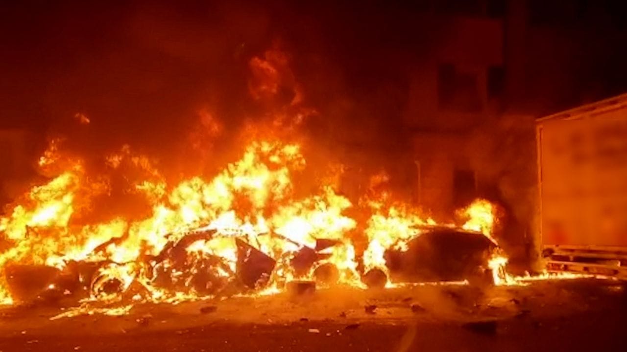 Autos stehen unmittelbar nach der Chaosfahrt lichterloh in Flammen.