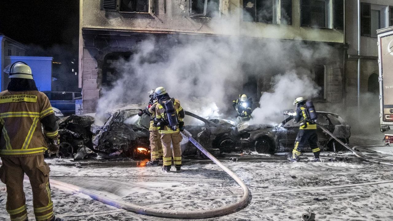 Feuerwehleute sind nach der Chaosfahrt im Einsatz.