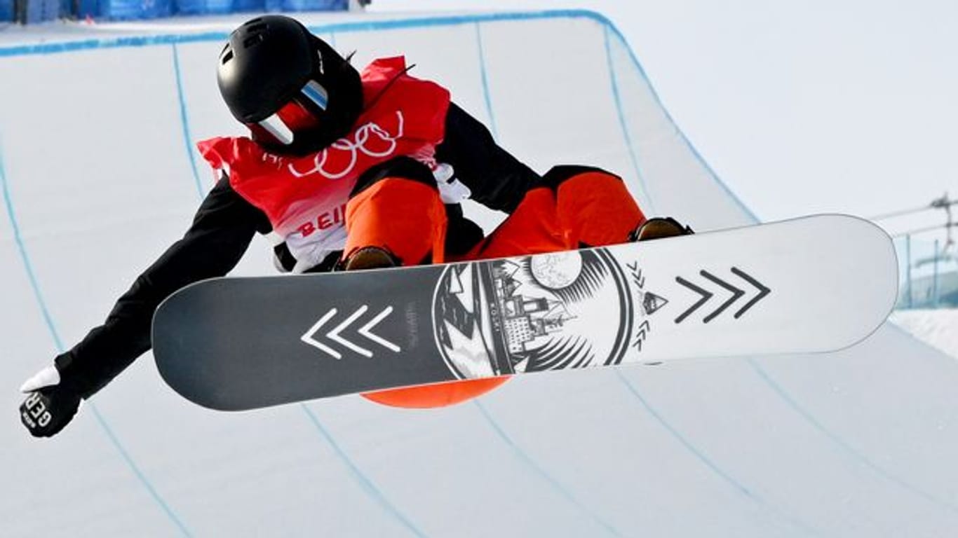 Snowboarderin Leilani Ettel in der Halfpipe.