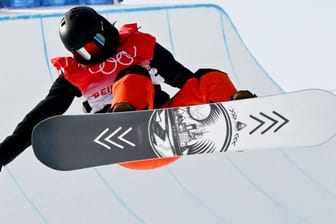 Snowboarderin Leilani Ettel in der Halfpipe.