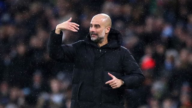 Pep Guardiola, Trainer von Manchester City, feiert den Sieg seiner Mannschaft.