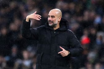 Pep Guardiola, Trainer von Manchester City, feiert den Sieg seiner Mannschaft.