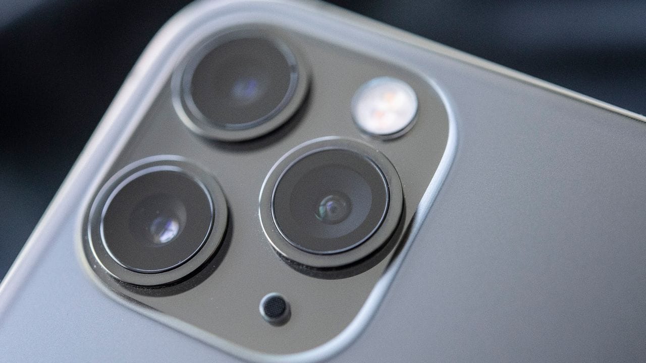 Drei Augen sehen mehr: Höherpreisige Modelle haben mehrere Objektive an Bord, um für verschiedene Aufnahmesituationen die passende Optik anbieten zu können. Drei Augen sehen mehr: Höherpreisige Modelle haben mehrere Objektive an Bord, um für verschiedene Aufnahmesituationen die passende Optik anbieten zu können.