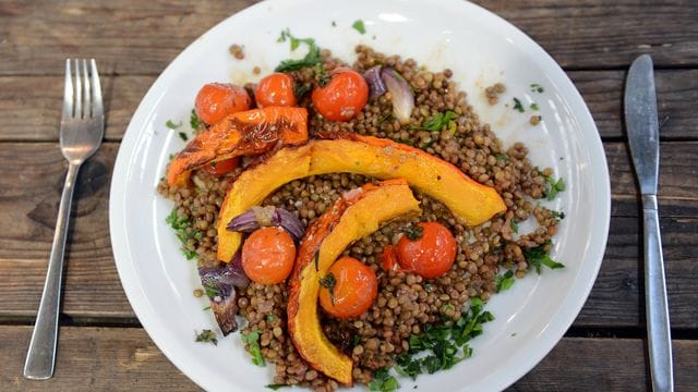 Mehr als Linseneintopf: Hülsenfrüchte spielen in der vegetarischen und veganen Küche eine große Rolle.