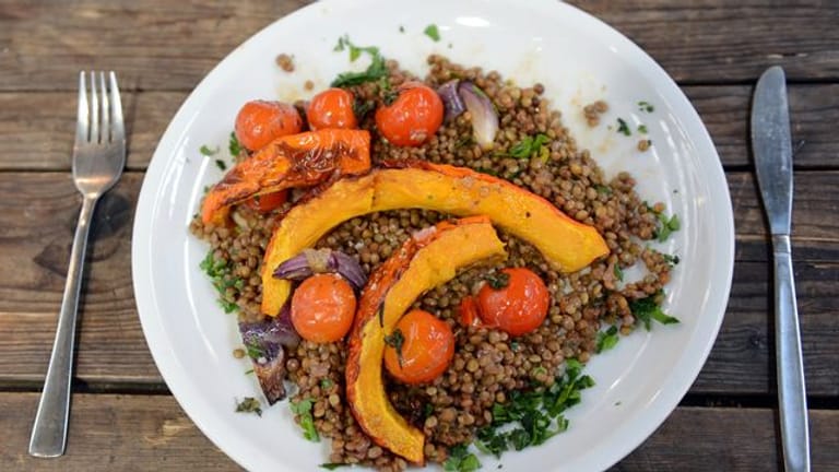 Mehr als Linseneintopf: Hülsenfrüchte spielen in der vegetarischen und veganen Küche eine große Rolle.