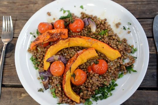 Mehr als Linseneintopf: Hülsenfrüchte spielen in der vegetarischen und veganen Küche eine große Rolle.